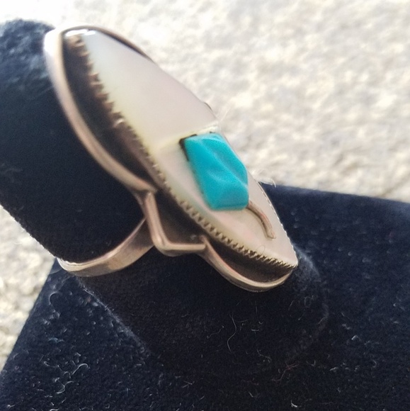 NATIVE AMERICAN MOP AND TURQUOISE RING - Picture 2 of 6